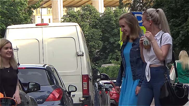 И донести ее до. Бабушка попросила донисти до даче сумки девушку. бабушка попросила донести сумки девушку. бабушка попросила донести дома сумки девушку.